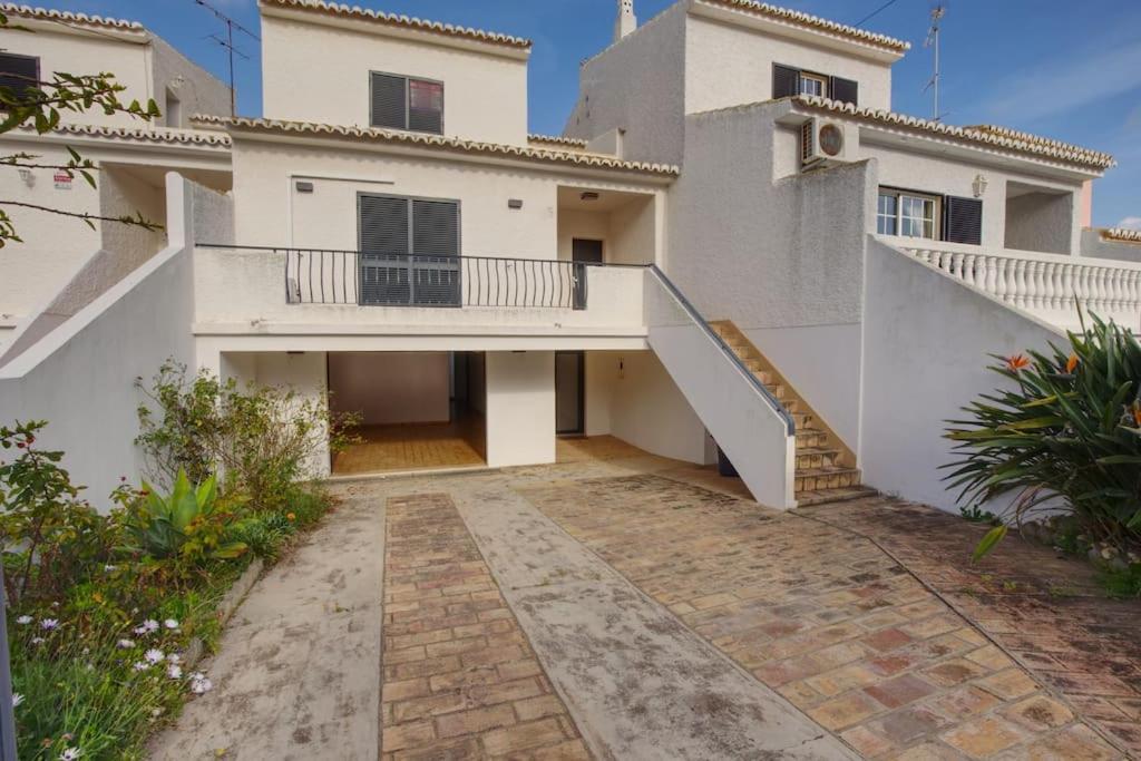 Townhouse In Quarteira Villa Exterior photo